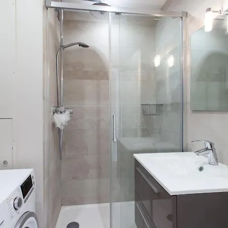 아파트 Splendid Bright Apt Design With Balcony
