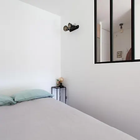 Splendid Bright Apt Design With Balcony *